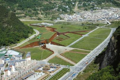 地震纪念馆的主体建筑名为“裂缝”