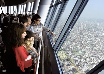 5月22日，东京晴空塔迎来开业一周年，图为当天在“天望甲板”上观景的游客。摄于东京都墨田区。