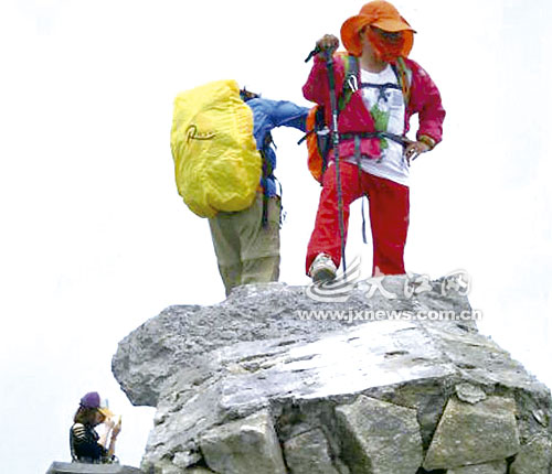 武功金顶石碑遭雷电击毁后