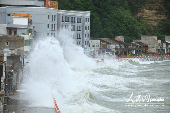 2013年6月23日，广西北海市涠洲岛，巨浪滔天。杜燊/CFP