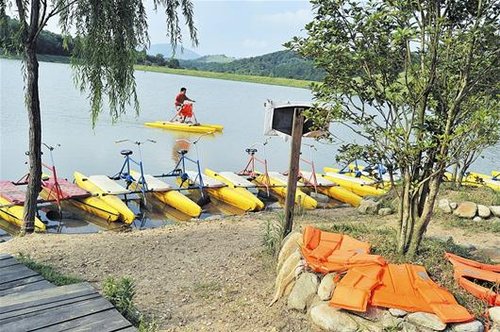 武汉一大学生骑水上自行车溺亡 祸因未穿救生衣