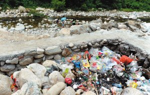 秦岭旅游经济背后环保困局 垃圾满山随处可见