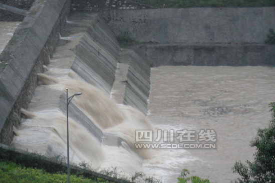 老县城拦沙坝大水冲下