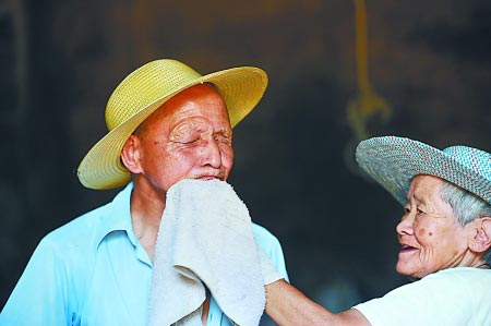 妻子黄茹杰正给丈夫雷卓礼擦汗水　　本组图片由记者 张路桥 实习生 程雯丽 摄