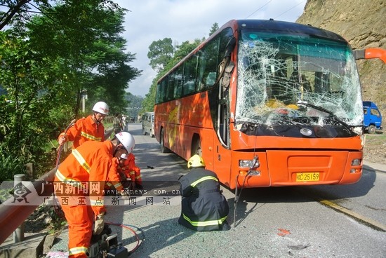 龙胜旅游大巴与货车相撞 49名游客被困(组图)