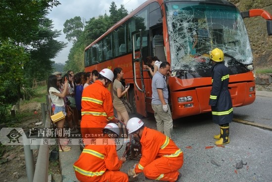 龙胜旅游大巴与货车相撞 49名游客被困(组图)