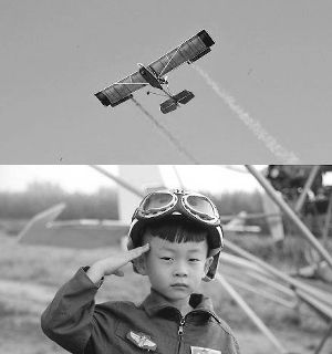 五岁驾机男童和他驾驶的飞机。