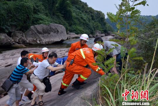 图为消防官兵正在抬送伤者。　严光涛　摄