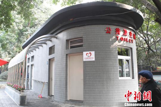 图为重庆公交车站旁的“变压器”公厕。　周毅　摄