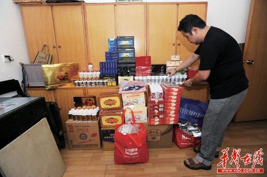 徐廷柱家中，其子在清理老人生前购买的保健品。记者 唐俊 实习生 罗广林 摄