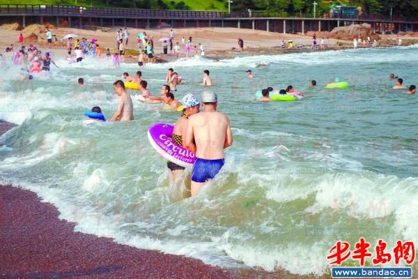 在流清河附近海域的野浴场，许多小朋友在大浪中嬉戏，非常危险。记者 张伟 摄