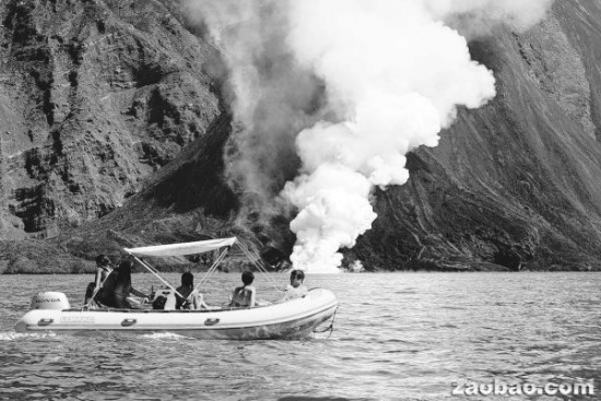 意大利活跃火山成景点游客欣赏美景忘危险（图）