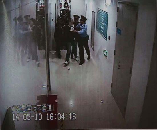 女研究生拒绝地铁安检 甩警察耳光被判刑(图)