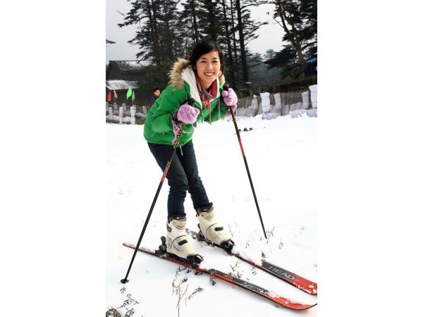 今冬四川首个滑雪场开放 峨眉山13日正式开滑