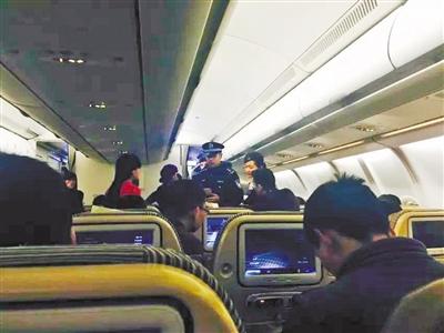 乘客找空姐要心脏病药 结果被“请”下飞机(图)