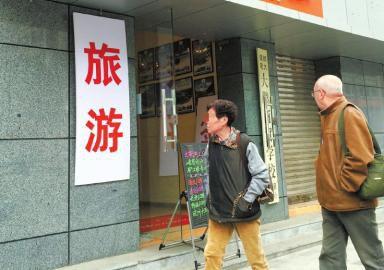 记者以普通市民身份，咨询成都市内多家旅行社，多数都会对超龄游客加收附加费。