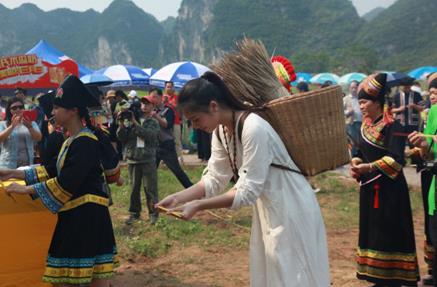 三月三  广西惊现竹筐女神