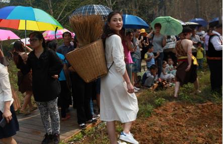 三月三  广西惊现竹筐女神