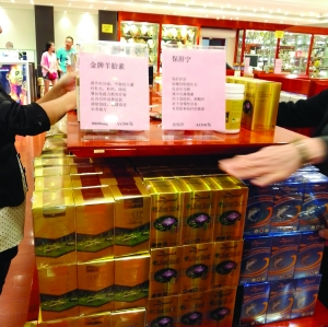 一家“免税”店的产品标价，是市场价的4至5倍