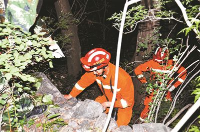 6月11日20时许，门头沟区十八潭景区内，26名外地游客因迷路被困山中无法下山。在斋堂消防中队30余名官兵的连夜救援下，12日下午3时许，被困的游客全部安全下山。