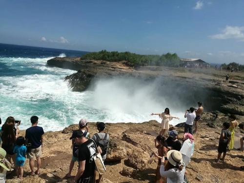 中国侨网巴厘岛东南方向的“蓝梦岛”(Lembongan)。