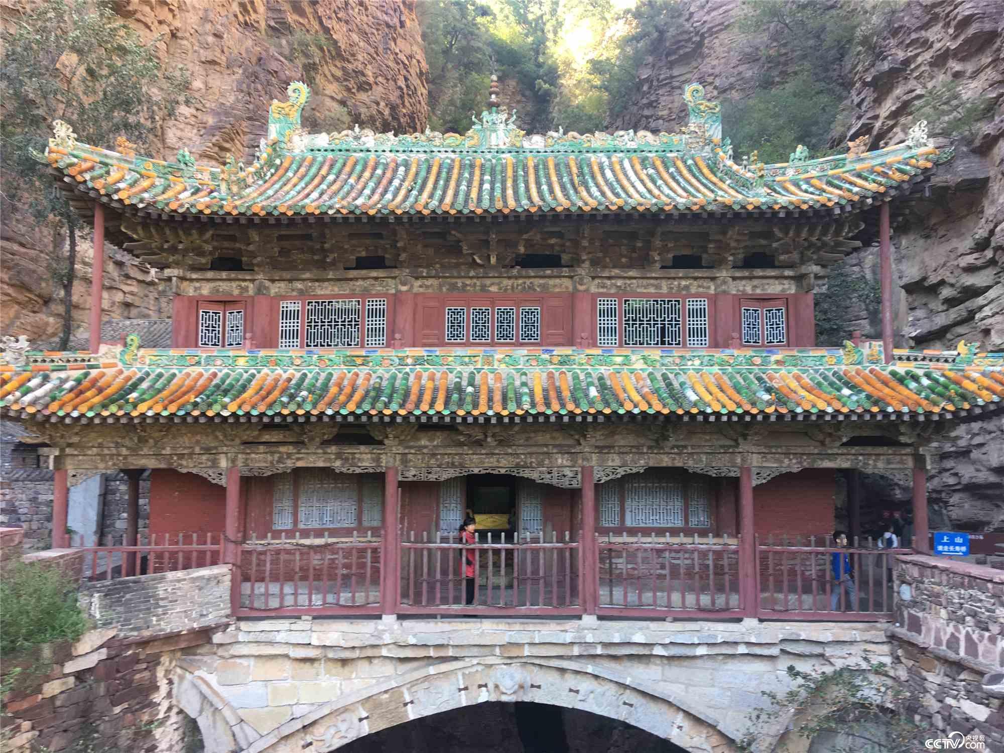 景区内的寺庙前，大多都有人招呼游客进寺庙上香，然后索要香火钱。（徐辉/摄）