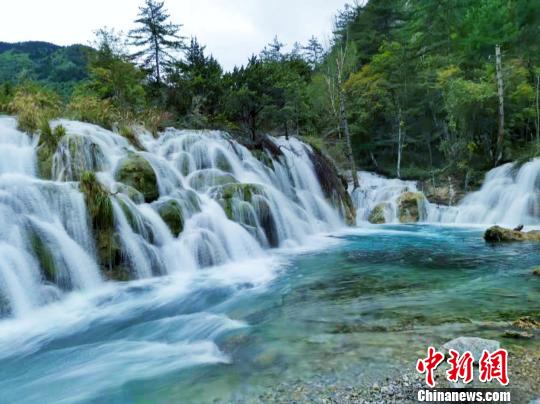 震后规模扩大的双龙海瀑布奔腾不息。中科院空天院/供图