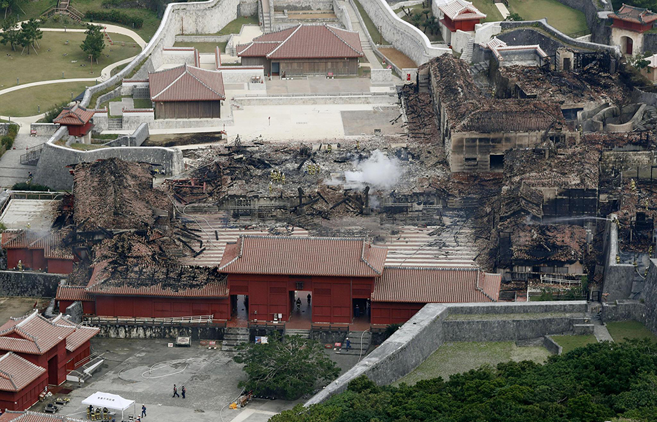 当地时间2019年10月31日，日本冲绳，位于冲绳岛南部的世界文化遗产首里城(Shuri Castle)突发火灾，大殿被完全烧毁。  视觉中国 图