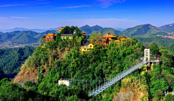 旅游资讯    活动期间,摄影家们一行先后到该县的天龙山景区,国家4a级